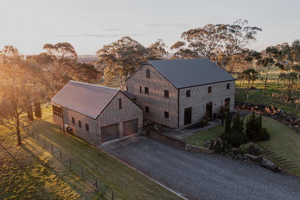 Mount Torrens47 WOOLSHED ROAD - Adelaide Hills rural retreat的享有白色大房子的空中景致