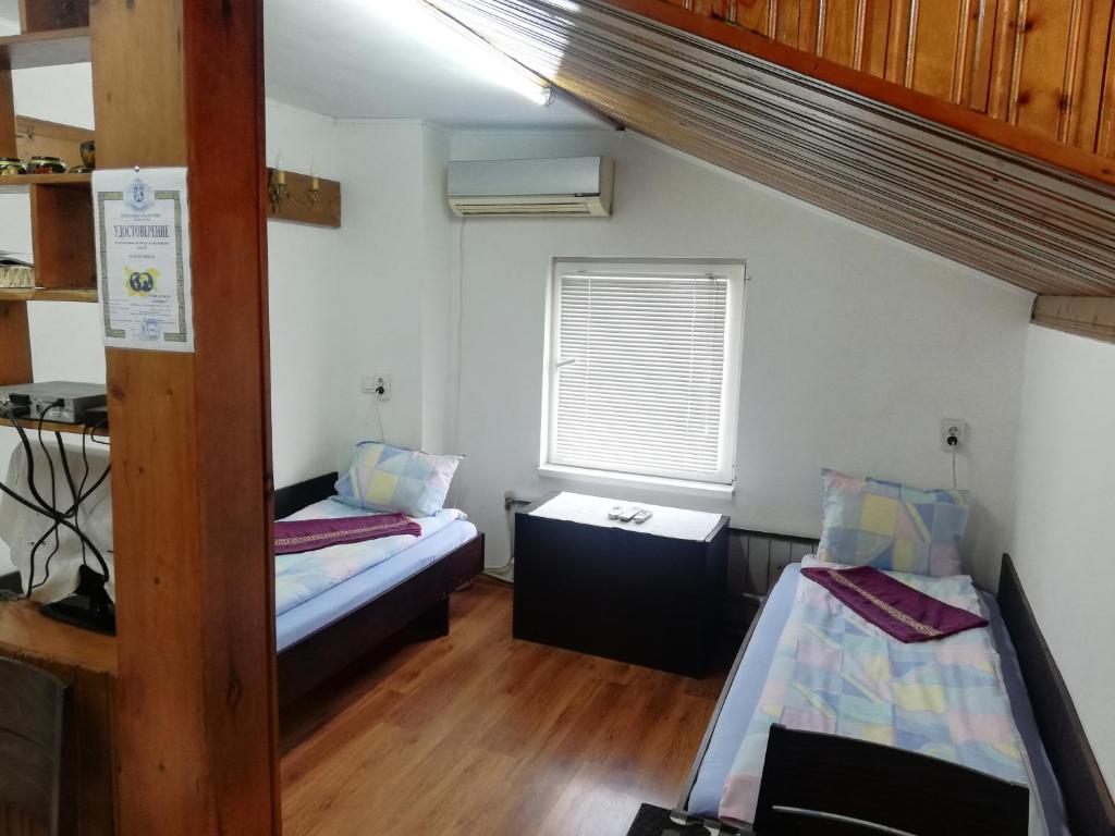 特罗扬Guest Room Asparuh的小房间设有双层床和窗户