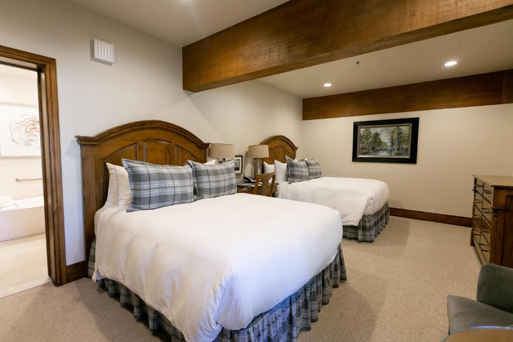 帕克城Deluxe Two Queen Room Hotel Room的一间卧室设有两张床和窗户。
