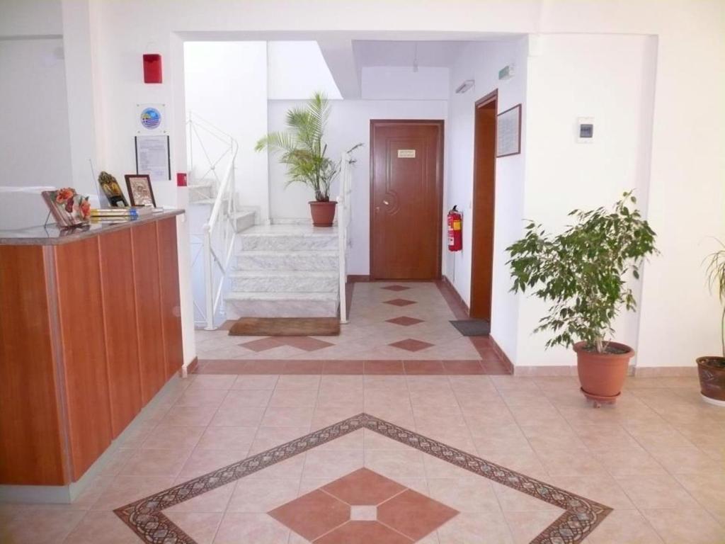亚历山德鲁波利斯HotelApart Filoxenia的楼内带有盆栽的走廊