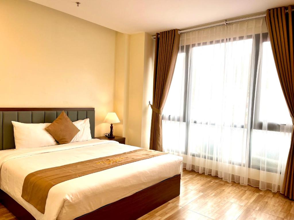 吉婆岛CAT BA ROSALIA HOTEL的一间卧室设有一张床和一个大窗户