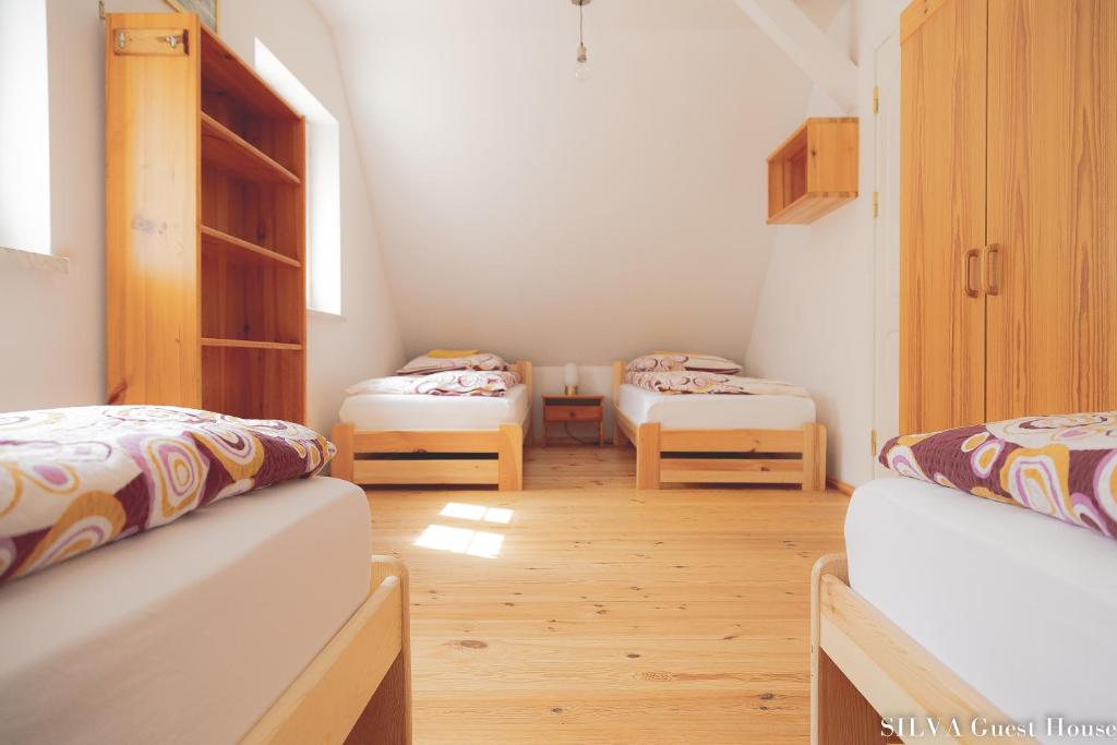博尔斯克SILVA Guest House - dom wczasowy, tenis, basen, balia i sauna的一间客房内配有两张床的房间