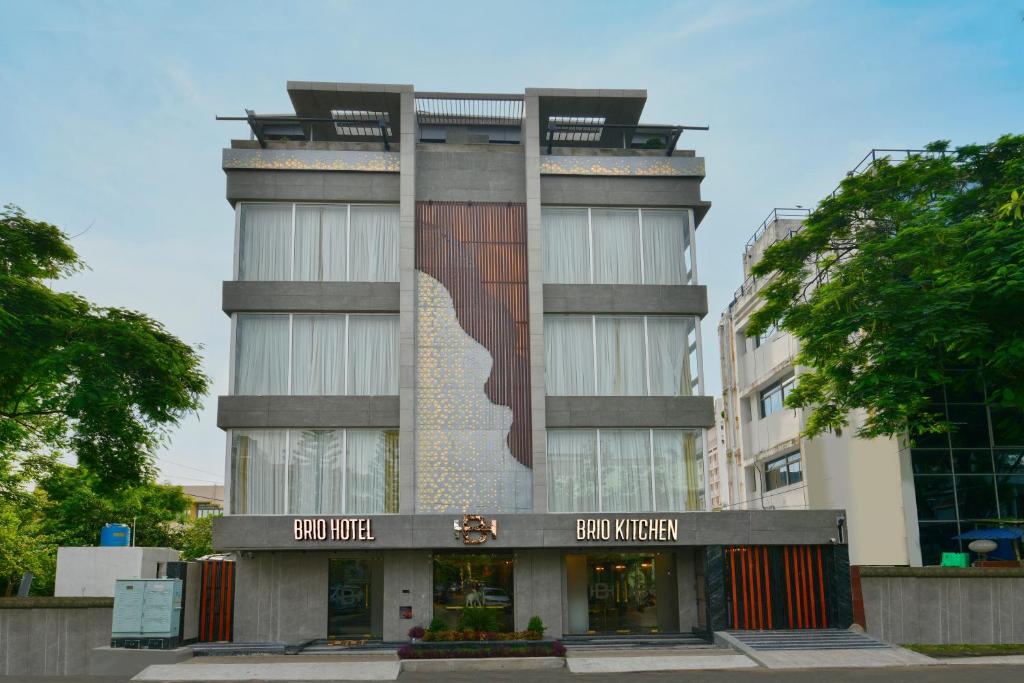 加尔各答Brio Hotel的一面有壁画的建筑