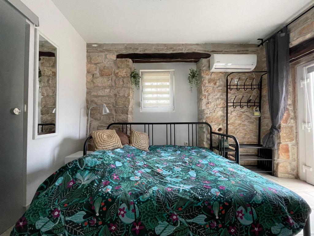 布罗托尼贾Istrian romantic apartments AMore的一间卧室,卧室内配有一张大床