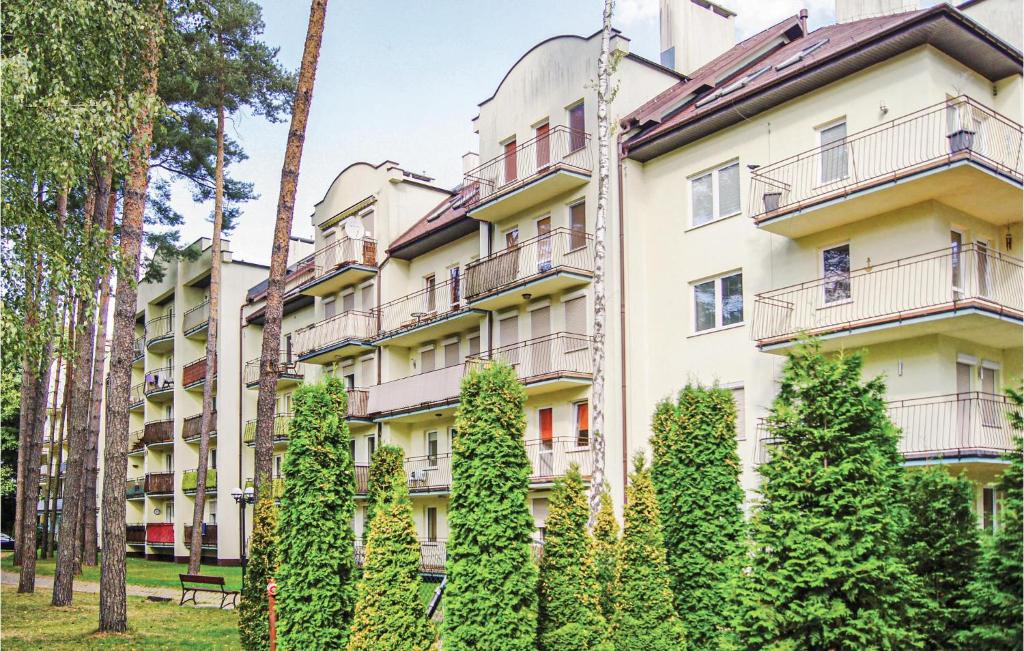 米兹多洛杰Stunning Apartment In Miedzyzdroje With 2 Bedrooms And Wifi的公寓大楼前面有树木