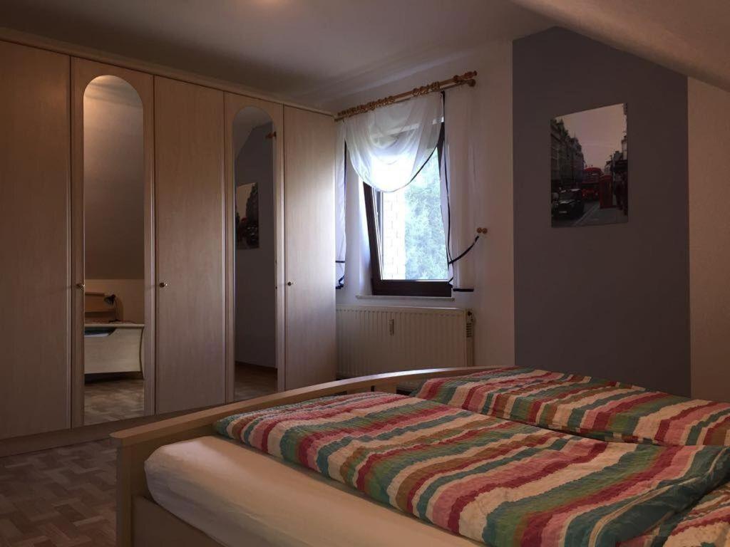 布兰肯海姆Ferienwohnung-Freuen的一间卧室配有一张床,床上有条纹毯子