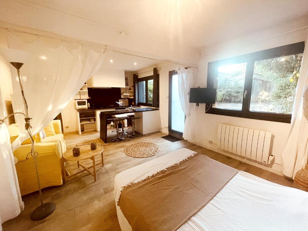 尼姆Superbe appartement Boheme dans les vignes的一间卧室配有一张床和一张书桌