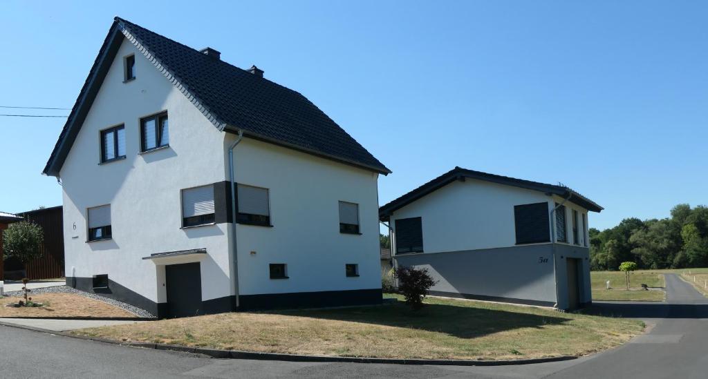 韦斯特尔堡FEWO Hof Elbbachtal的黑色屋顶的白色房子