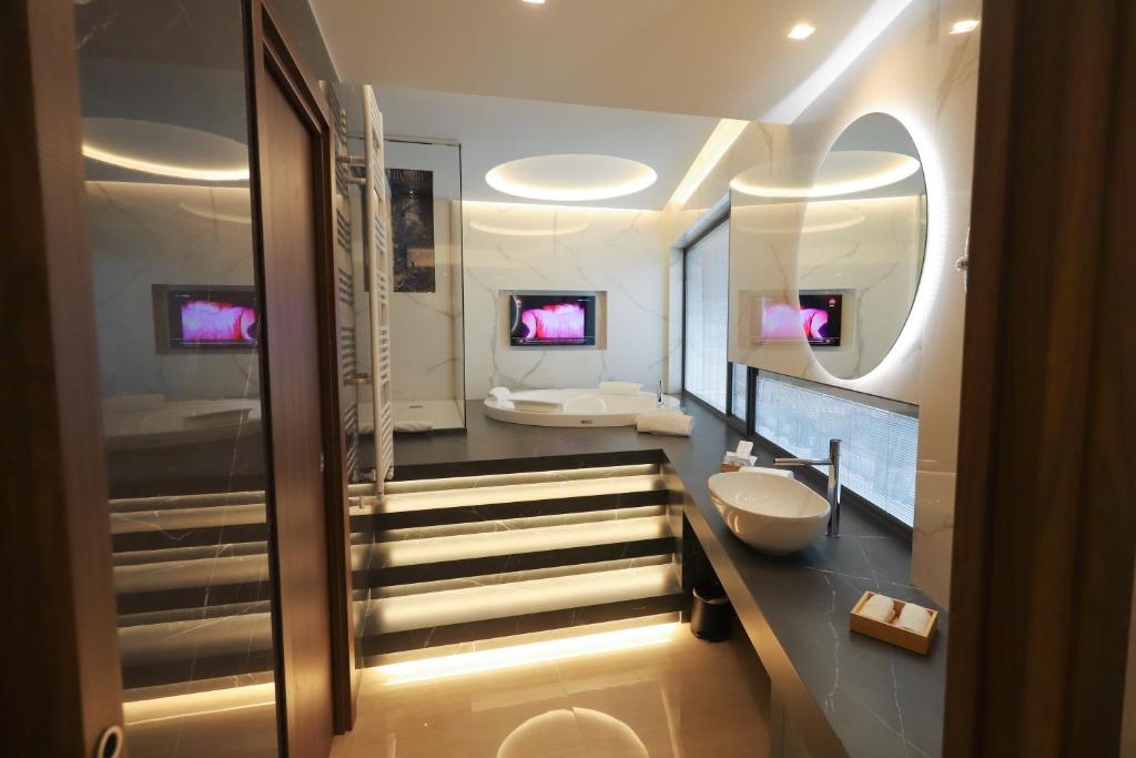 马里纳·迪·瓦尔卡图罗贝拉维斯塔酒店 的浴室设有楼梯、盥洗盆和卫生间。