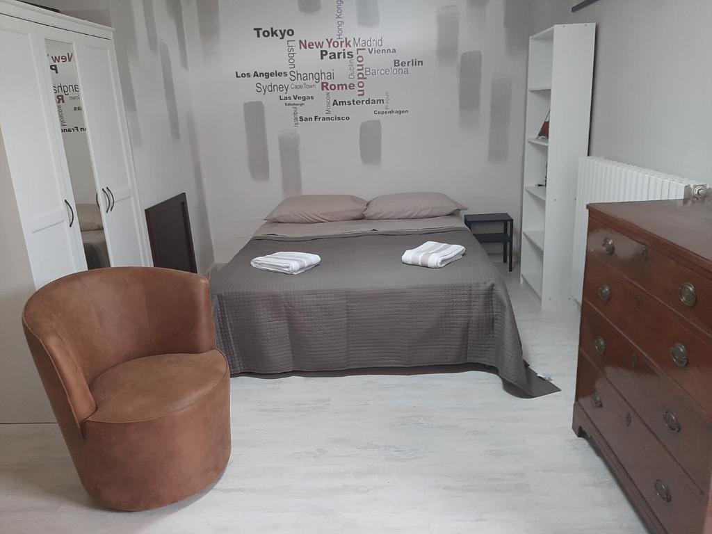 卡梅拉塔皮切纳DIGIO house的一间卧室配有一张带椅子的床和梳妆台