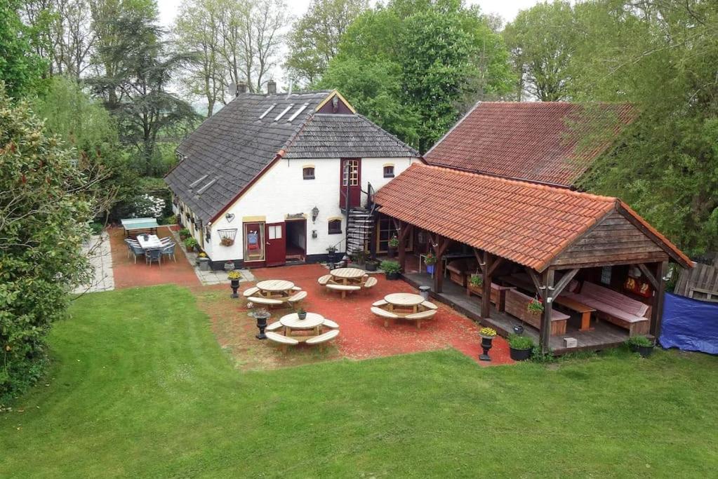 LindeDe Linde, boerderij in Drenthe voor 15 tot 30 personen的享有房子空中美景,设有庭院和桌子