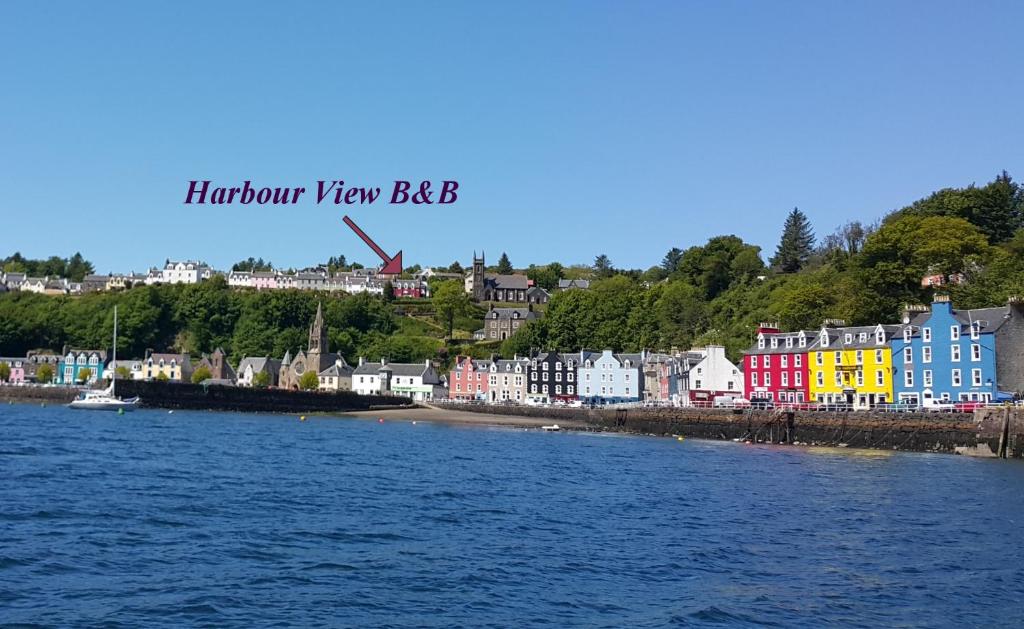 托伯莫里Harbour view的享有城镇及其海滩和建筑的景致