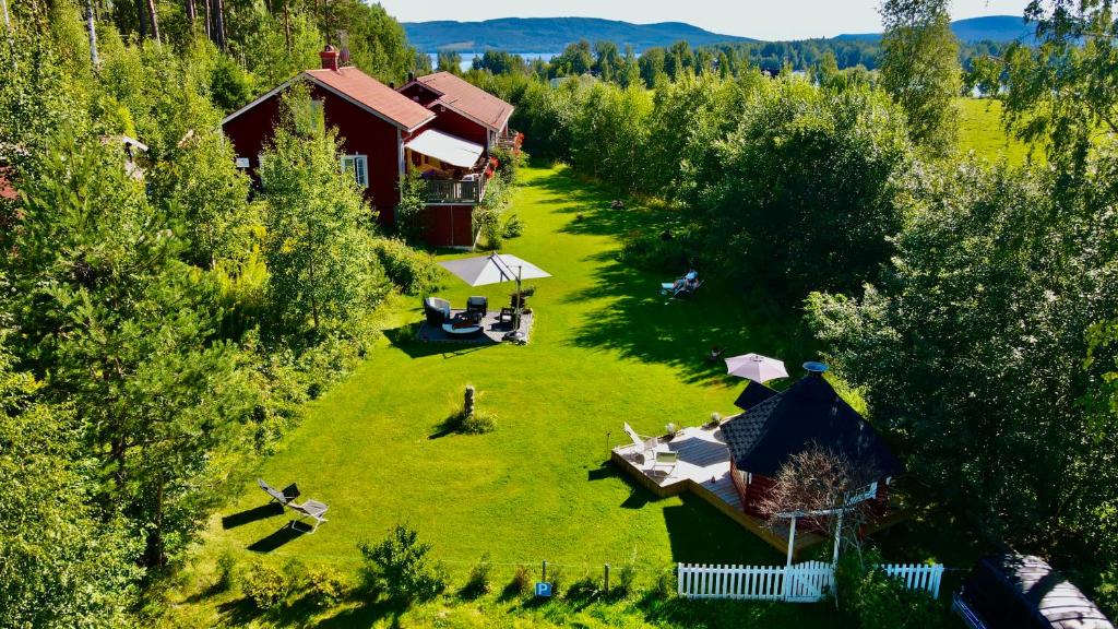 Segersta库勒巴卡宾馆的享有庭院的空中景致,设有房屋