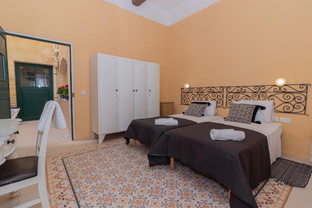 圣保罗湾城Casa Ricca的一间带两张床的卧室和一间浴室