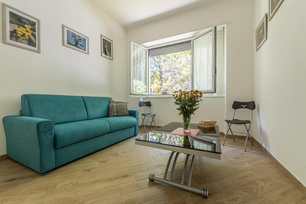 米兰CityLife, Fiera City, MiCo & San Siro Apartment的客厅配有蓝色的沙发和桌子