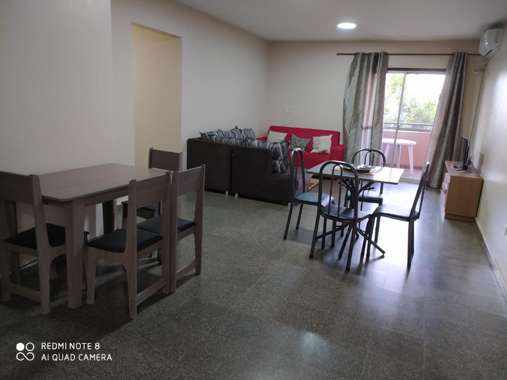 埃斯特城Amplio y cómodo apartamento con bella vista en pleno centro的客厅配有桌椅和沙发