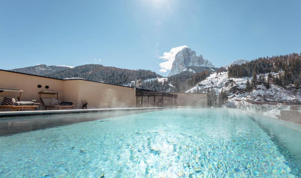 圣克里斯蒂娜Hotel Touring Dolomites的一座山地游泳池
