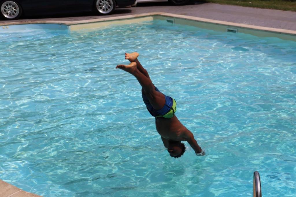 贝拉吉奥米拉波酒店的跳入游泳池的男人