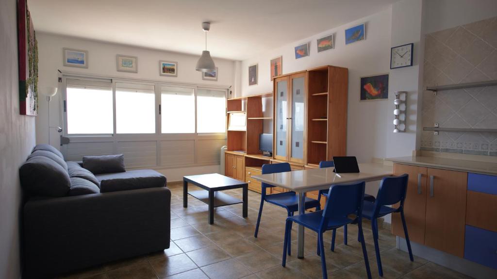 巴尔韦尔德Apartamento en La Caleta El Hierro的客厅配有沙发和桌椅