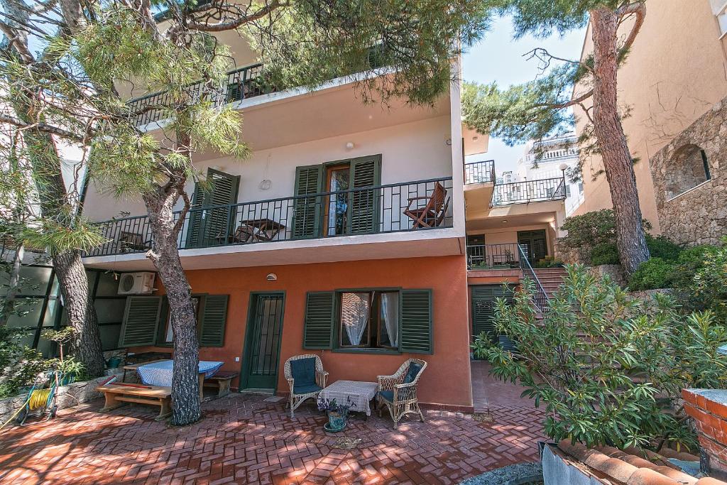 布雷拉Apartments by the sea Brela, Makarska - 16950的公寓大楼设有庭院和树木