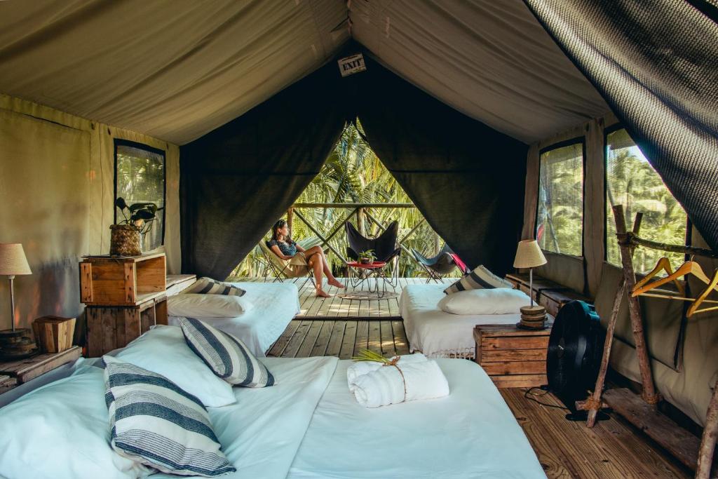 Grande Rivière Sud Est欧坦泰克生态帐篷体验酒店的帐篷内带两张床的房间