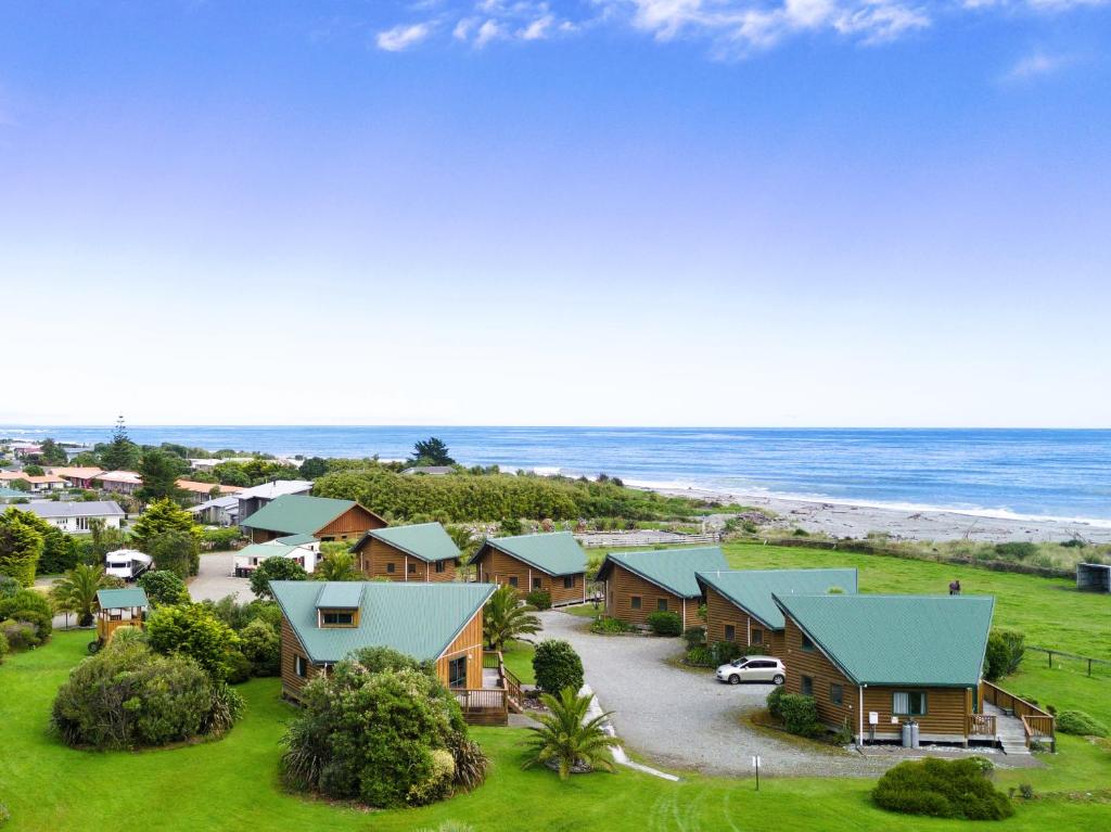 霍基蒂卡闪亮之星海滨酒店的享有海滩的空中景致,设有房屋和海洋