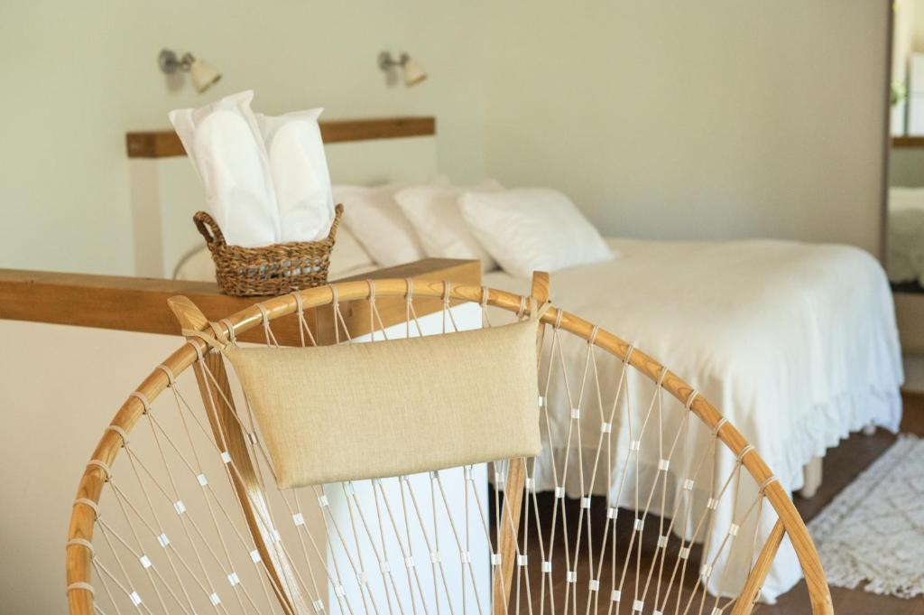 莫沙夫拉莫特Hanahala Beramot - Boutique Suites的一间卧室配有一张带白色床单和篮子的床