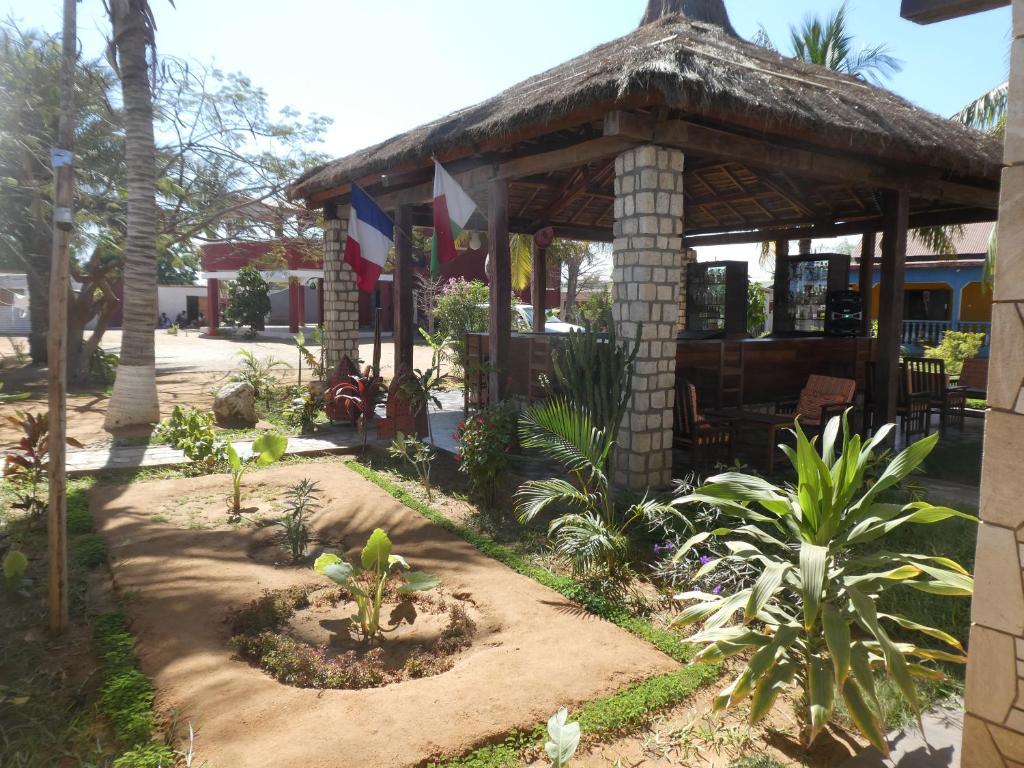 图利亚拉Bohobé Naboty的花园中种有植物的凉亭