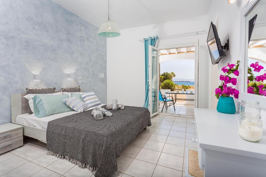 克里希阿克提Villa Zeta的一间卧室配有一张床,享有海景