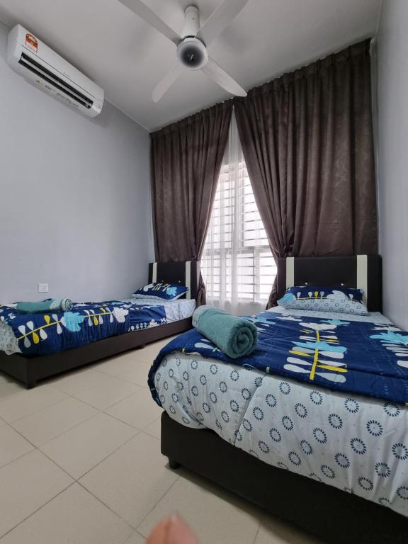 普特拉贾亚3R2B Entire Apartment Air-Conditioned by WNZ Home Putrajaya for Islamic Guests Only的一间卧室配有两张床和吊扇