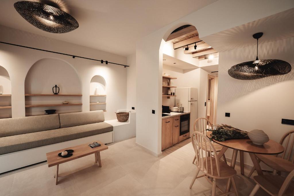 阿菲托斯Om Living Afitos的客厅配有沙发和桌子