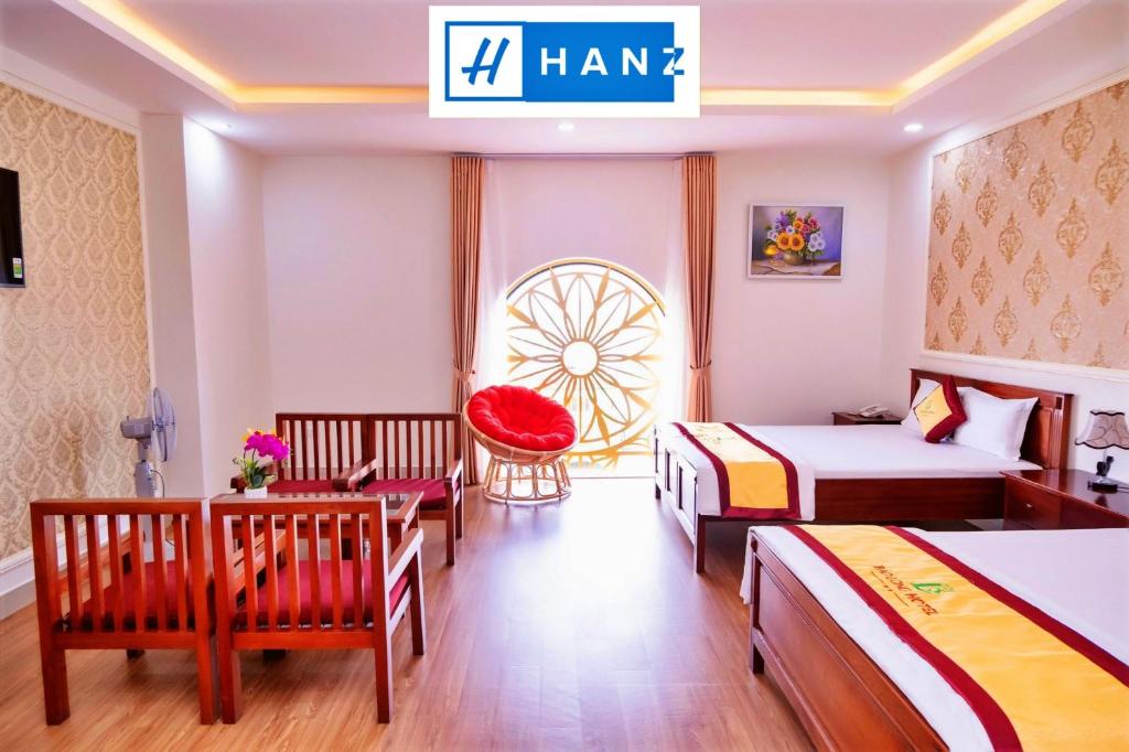 胡志明市HANZ 225 Hotel Go Vap的酒店客房,配有两张床和椅子