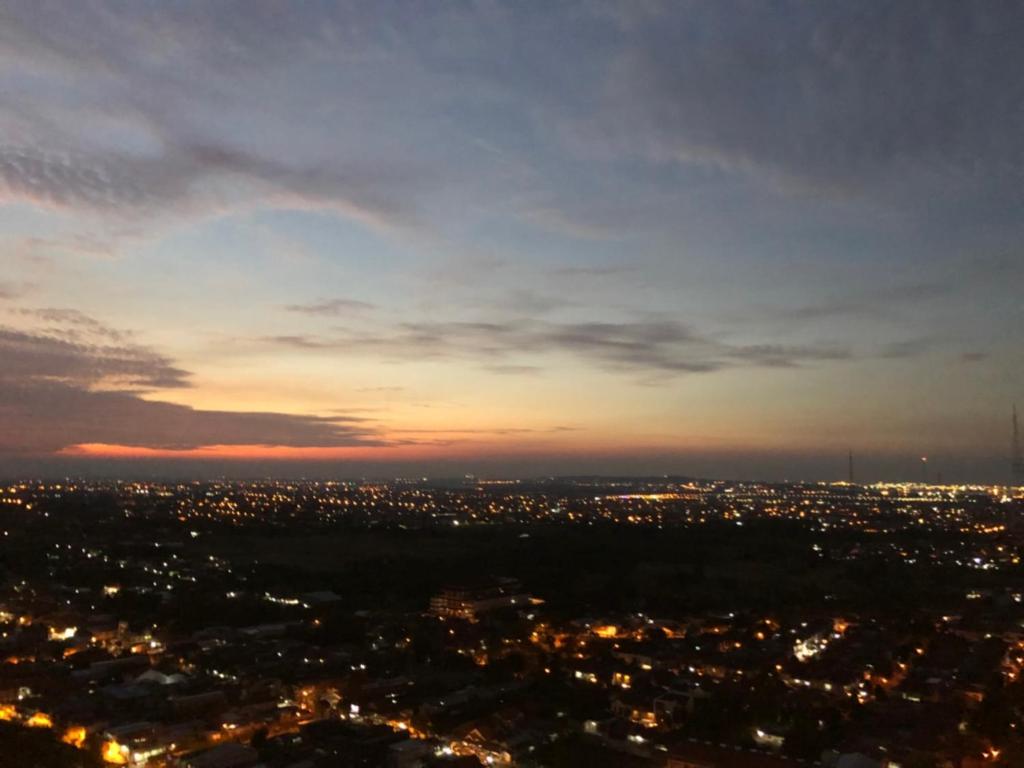 泗水Cosmy Tanglin Apartment的夜晚城市的空中景观