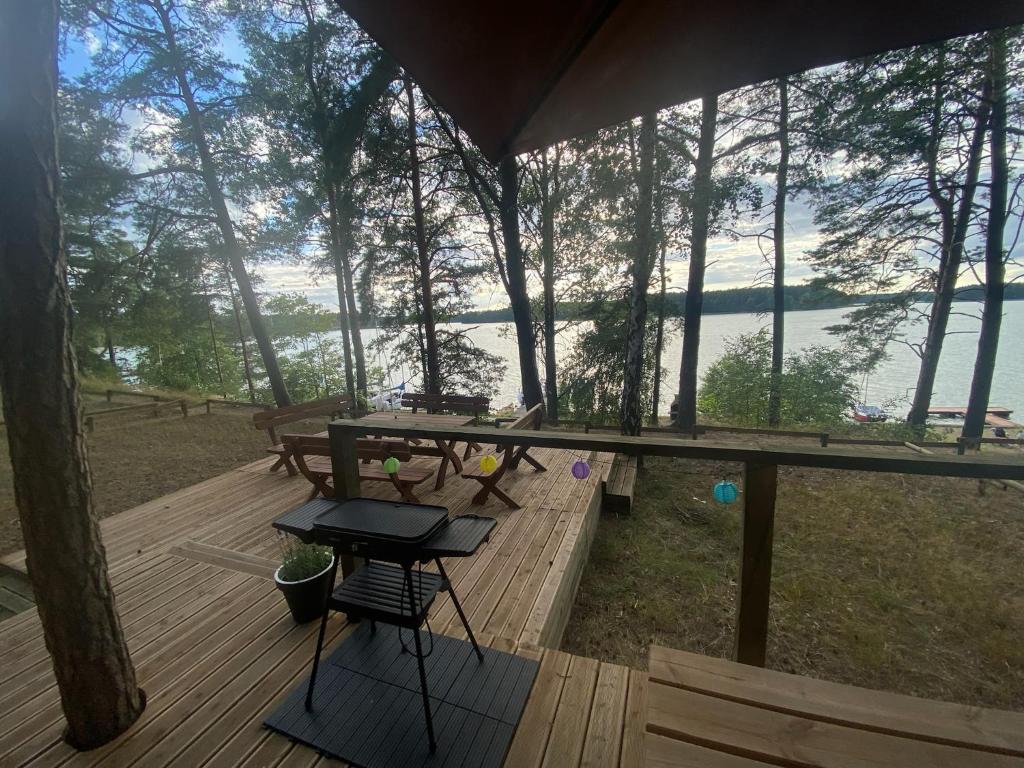 博尔斯克Kaszub的木甲板设有野餐桌,享有湖景