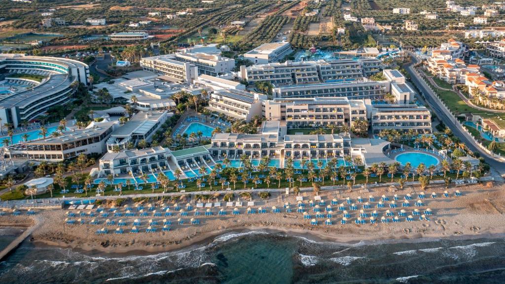 赫索尼索斯里特斯海滩旅馆的享有海滩度假村的空中景致