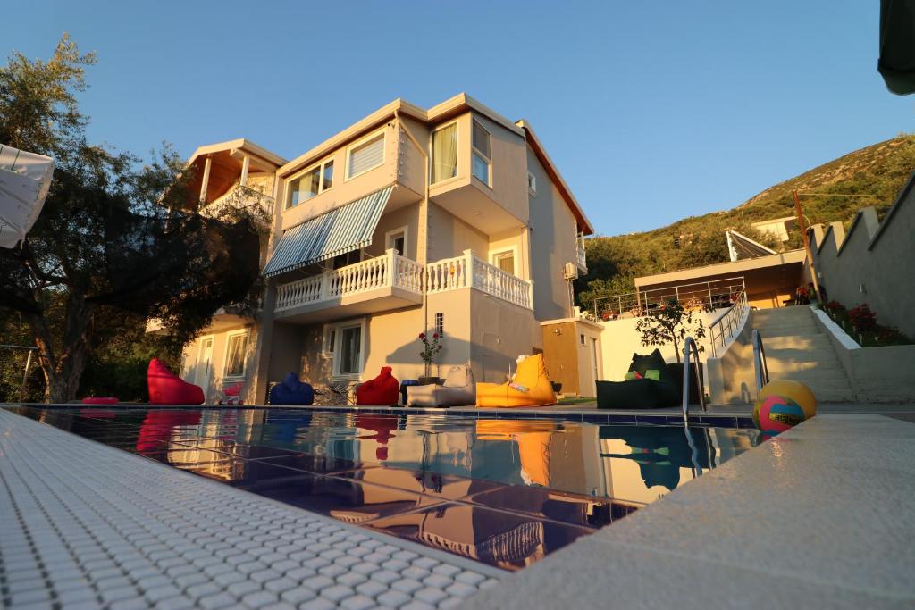 伏罗拉Vila ELARAD的房屋前有游泳池的房子