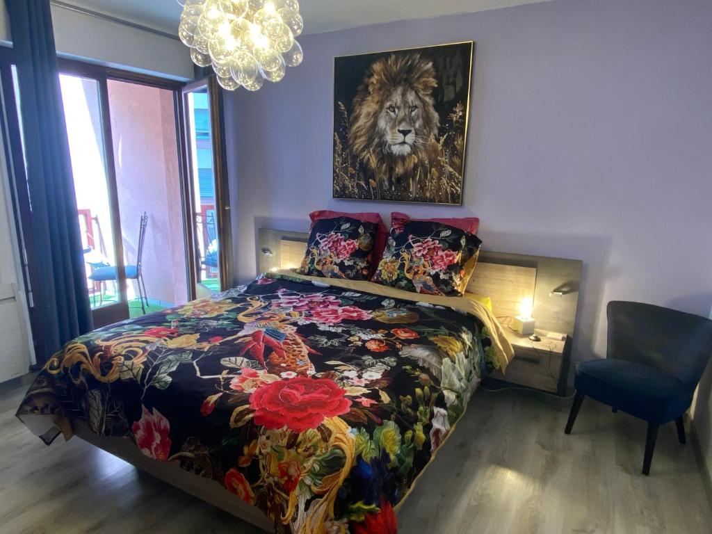 科尔马Mallo's Lodge avec Parking GRATUIT et 2 balcons的卧室配有一张床,画有狮子