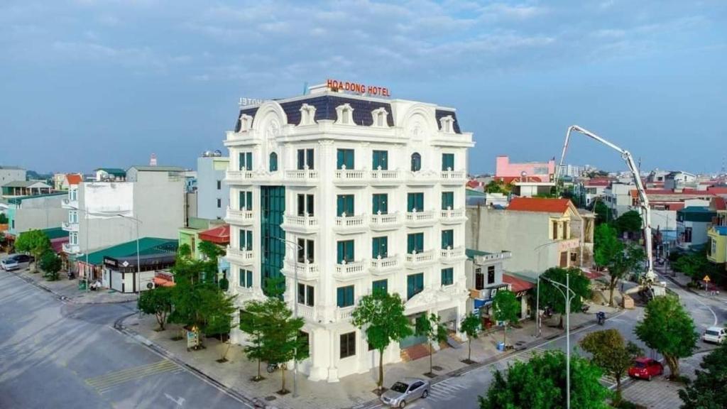 Châu CầuKhách sạn Hoa Đông的上面有红色标志的白色建筑
