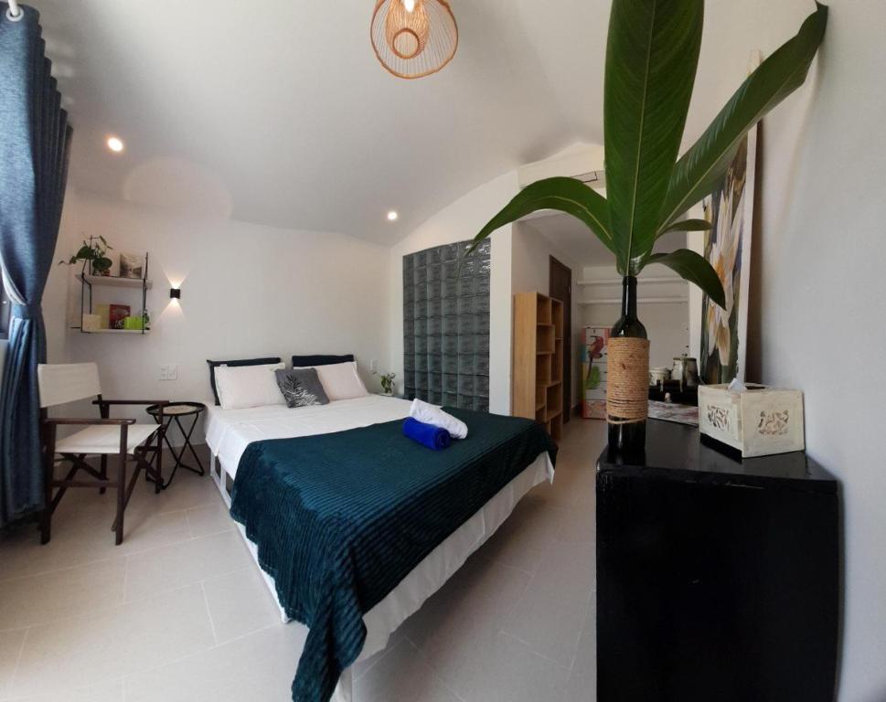 富国Summer Pool 2 Bedrooms Villa的一间卧室配有一张床和盆栽植物