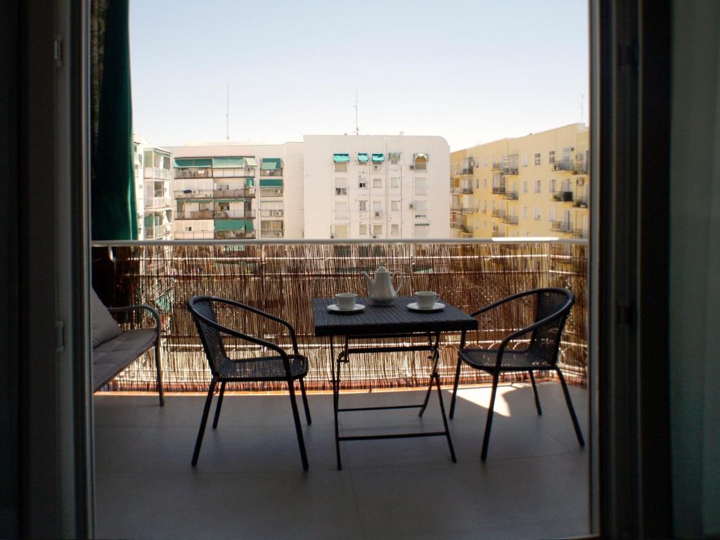 马德里ATOCHA MUSEOS的美景阳台配有桌椅