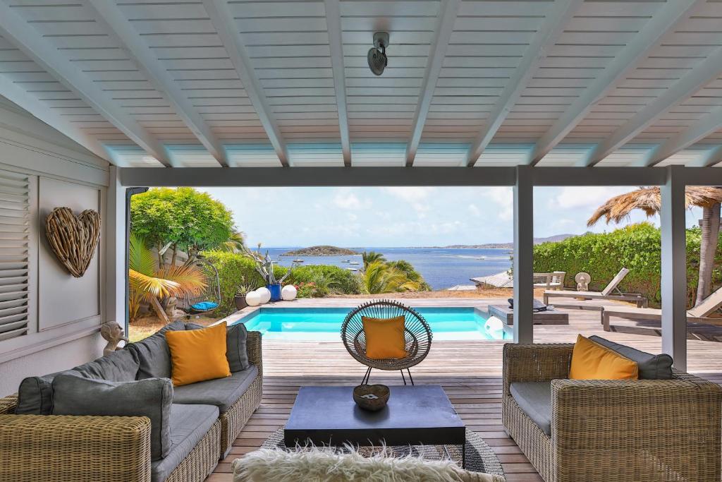 圣马丁岛LIFE IS GOOD IN CUL DE SAC的享有游泳池景致的客厅