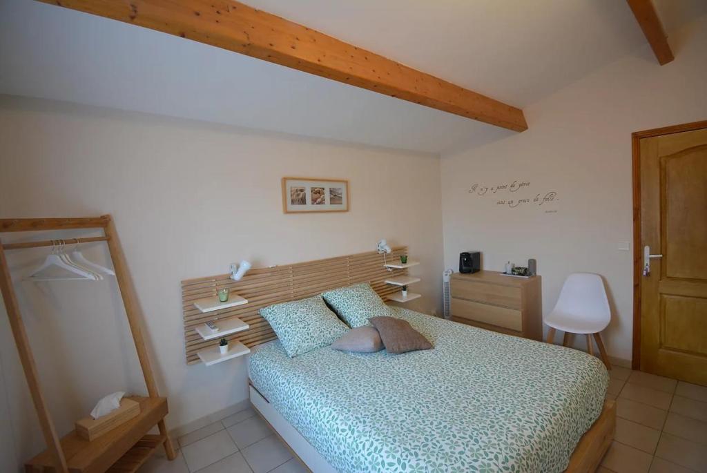 BeaulieuAu BeauLieu的一间卧室配有一张带木制床头板的床
