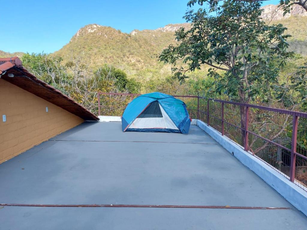 卡瓦坎特Camping Serra Santana的房屋屋顶上的帐篷