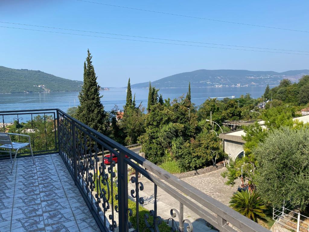 昆博Vila Ćorović的享有水景的阳台