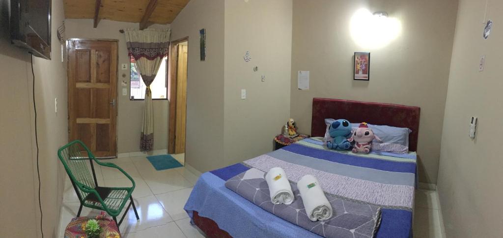 恩卡纳西翁Hospedaje Encarnación的小卧室配有一张带蓝色毯子的床