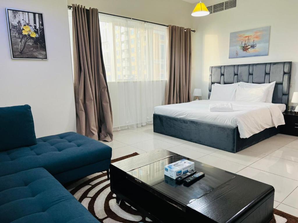迪拜Private rooms in 3 bedroom apartment SKYNEST Homes marina pinnacle的一间卧室配有一张床、一张沙发和一张桌子