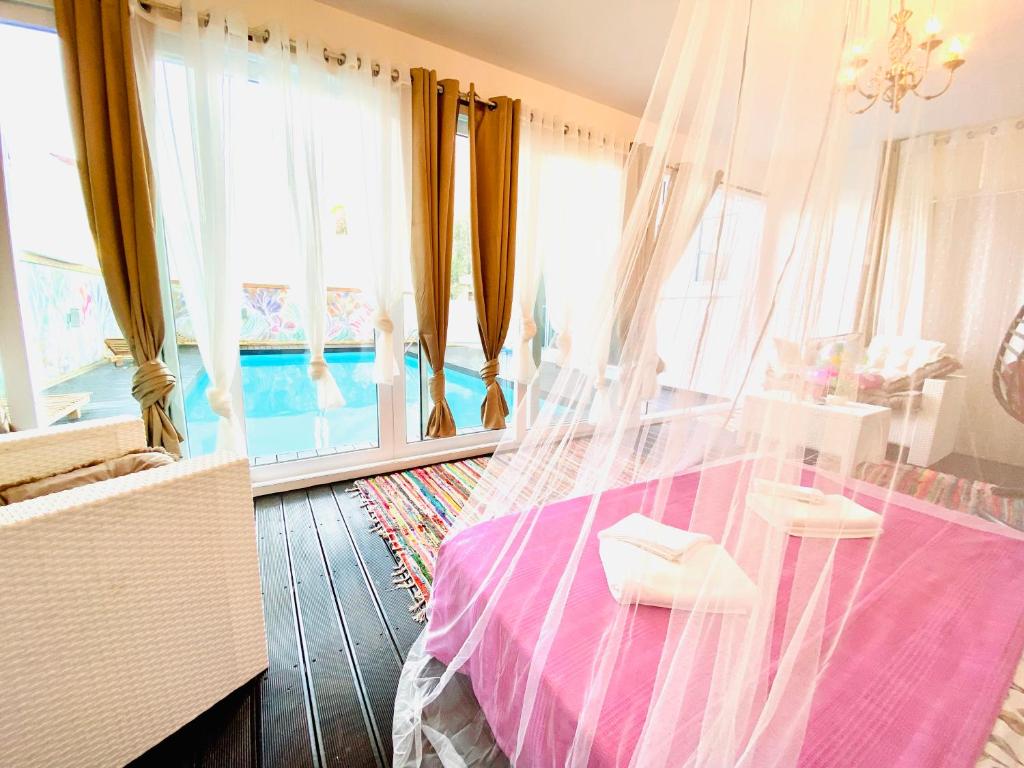 皮拉Exclusive Villa Larnaca - 8 plus sleeps - 2 min from BEACH - Big Private Pool的一间卧室配有一张带天蓬和窗户的床