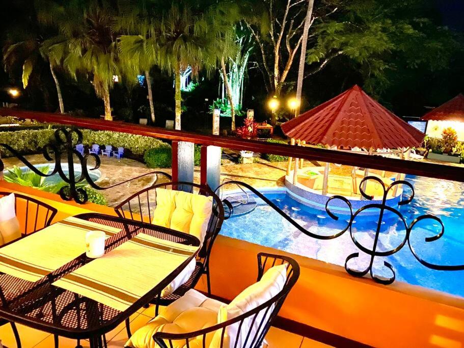 奎波斯城Lovely 2-BDroom Condo in Laguna Eco Village Resort的池畔露台配有桌椅