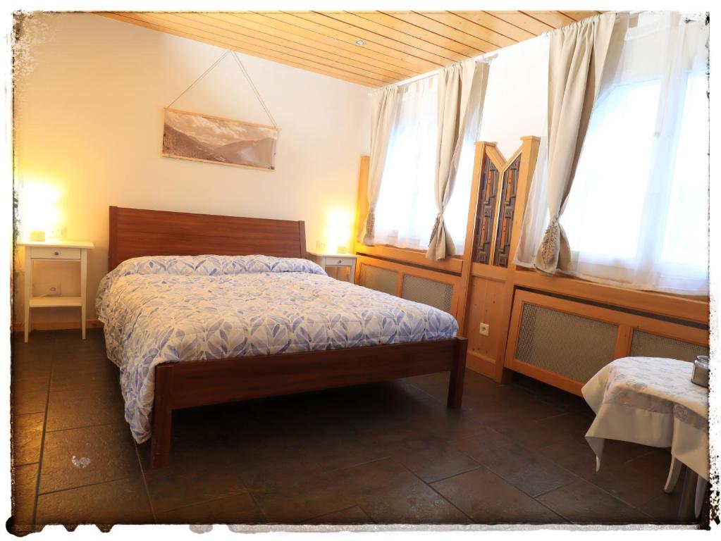 TrinCasa Mirada的一间设有床铺的卧室,位于带窗户的房间内