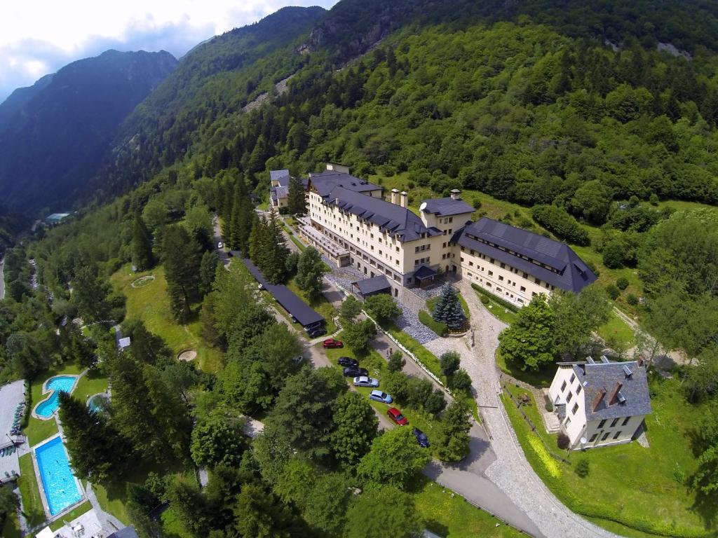 卡尔德斯德博伊清泉酒店的山中建筑物的空中景观